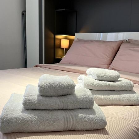 Apartamento Rafael Milano - 10 Min From Linate Airport, Centrale Fs, Ospedale San Raffaele Exterior foto