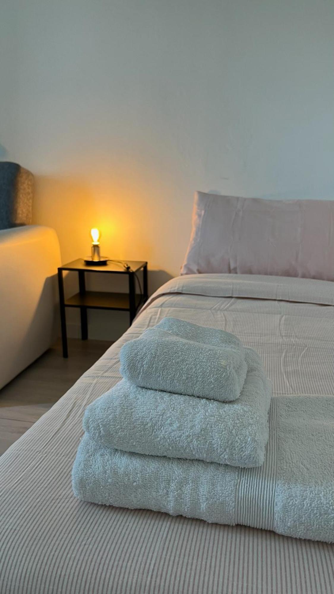 Apartamento Rafael Milano - 10 Min From Linate Airport, Centrale Fs, Ospedale San Raffaele Exterior foto