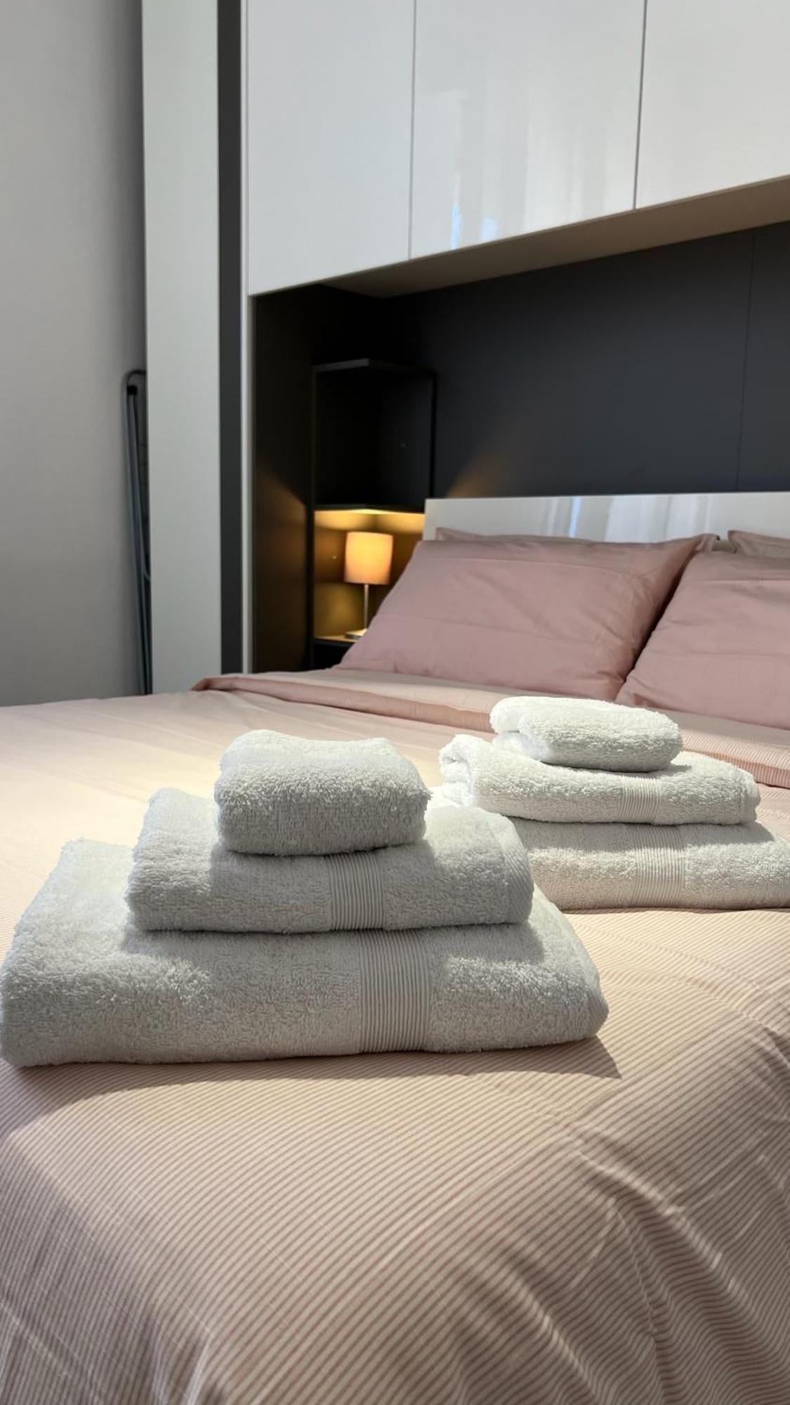 Apartamento Rafael Milano - 10 Min From Linate Airport, Centrale Fs, Ospedale San Raffaele Exterior foto